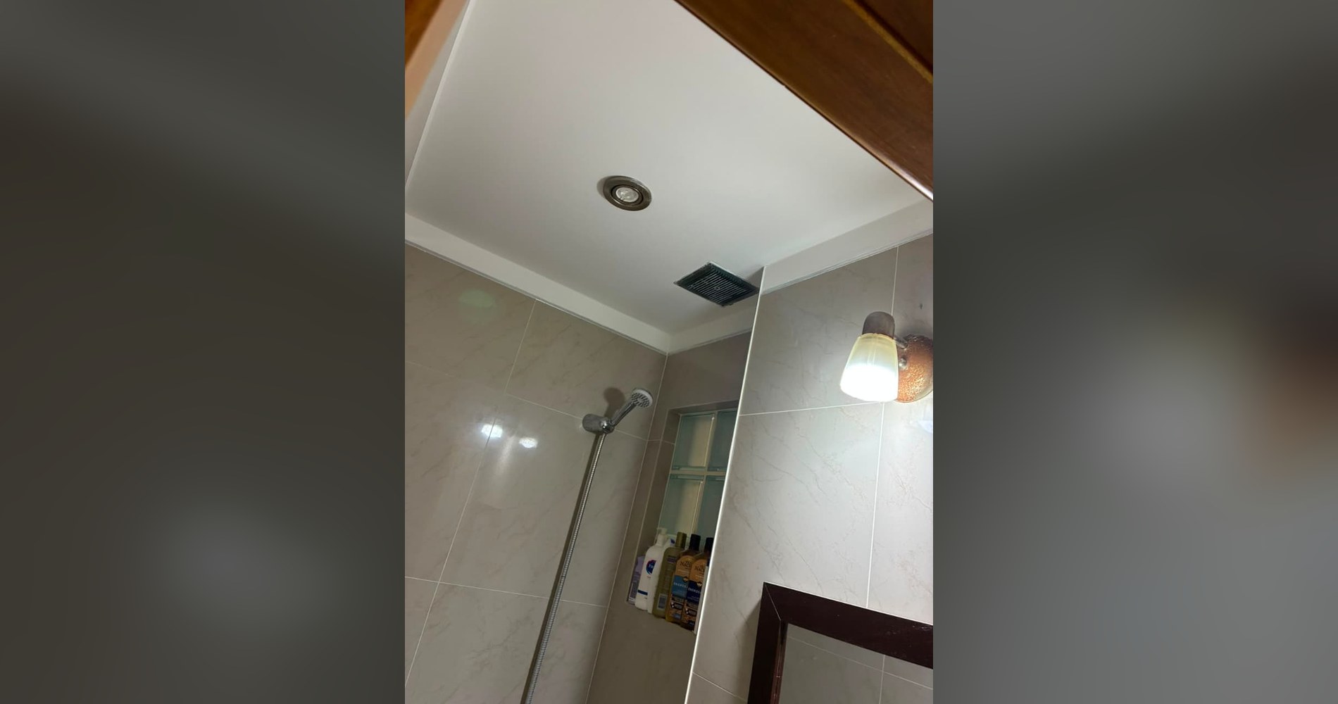 Cielorraso de baño con iluminación y extracción instalada
