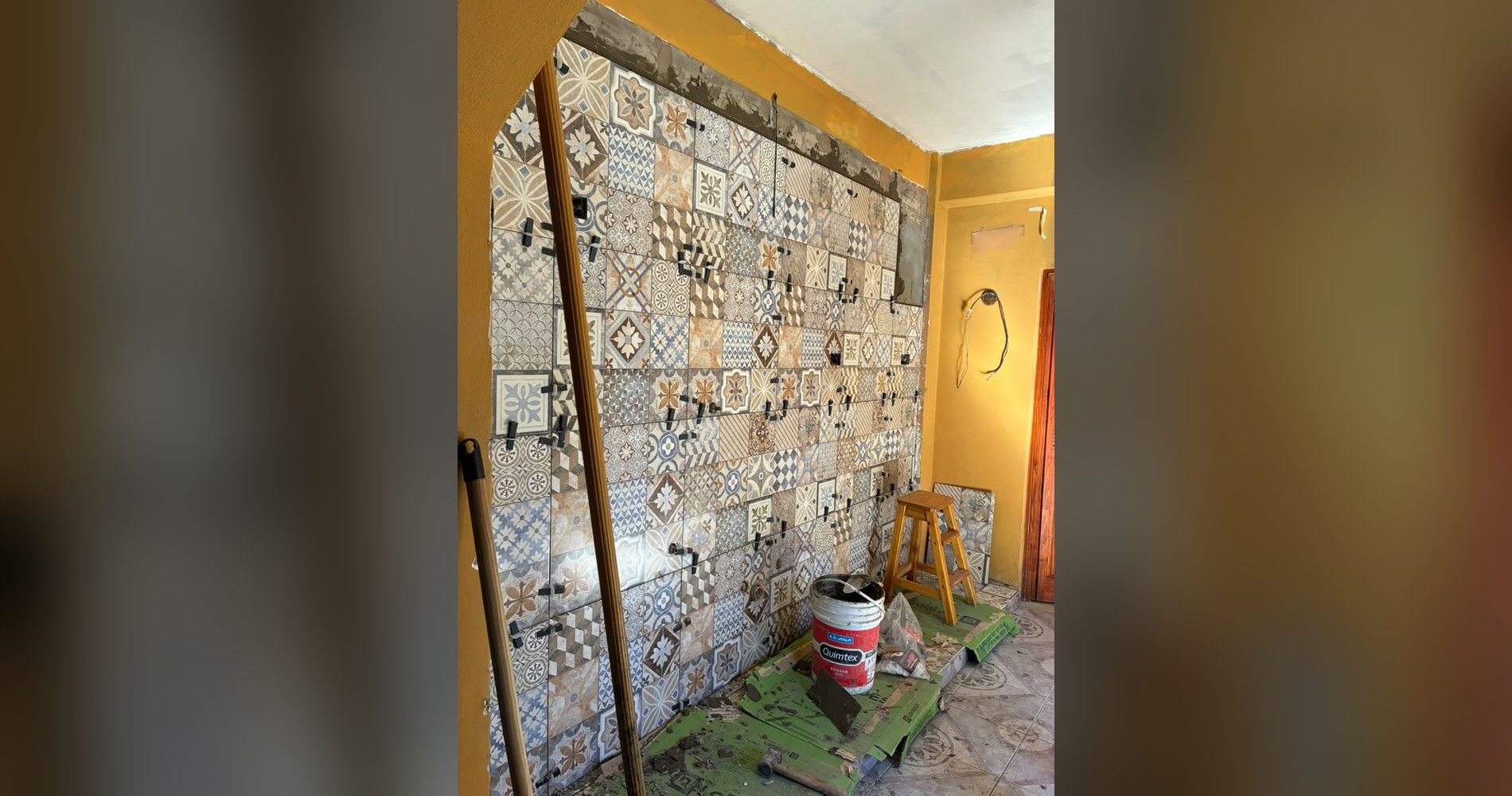 Colocación de revestimiento cerámico decorativo