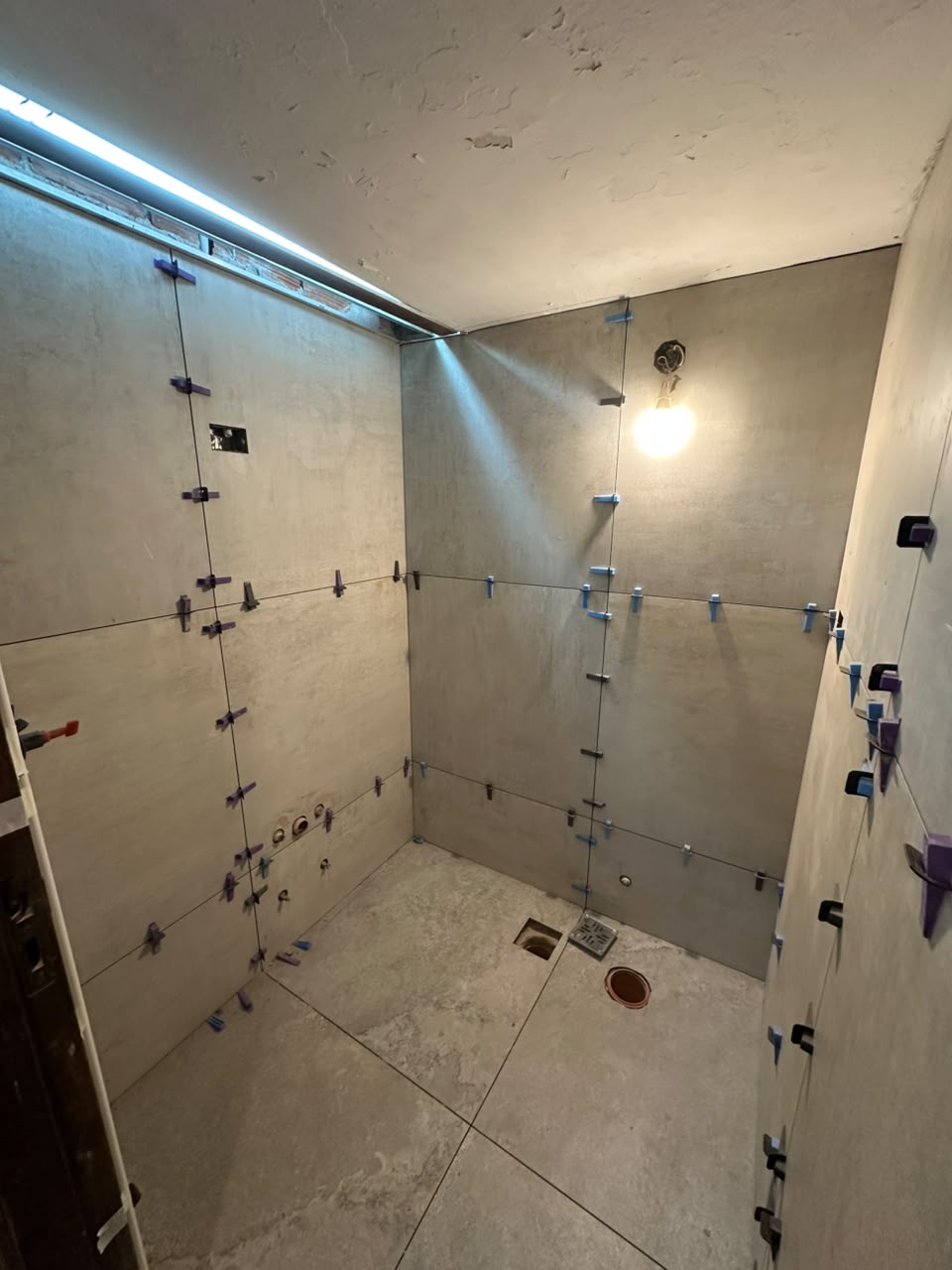 Colocación de revestimiento cerámico decorativo en ducha