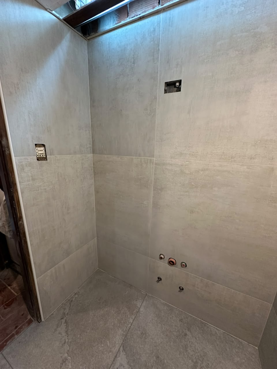 Revestimiento de baño con instalaciones sanitarias a la vista