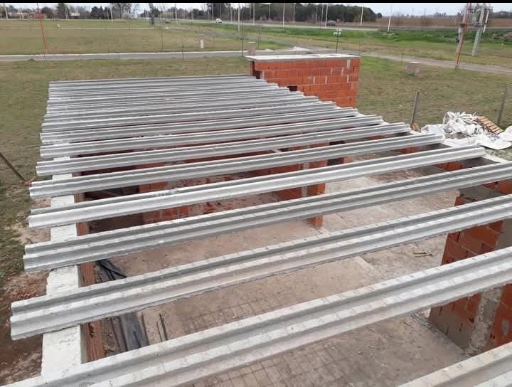 Estructura de techo en obra de construcción